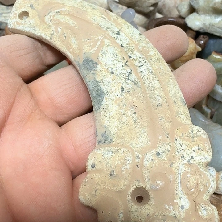 蛇纹石玉颈饰未镶嵌