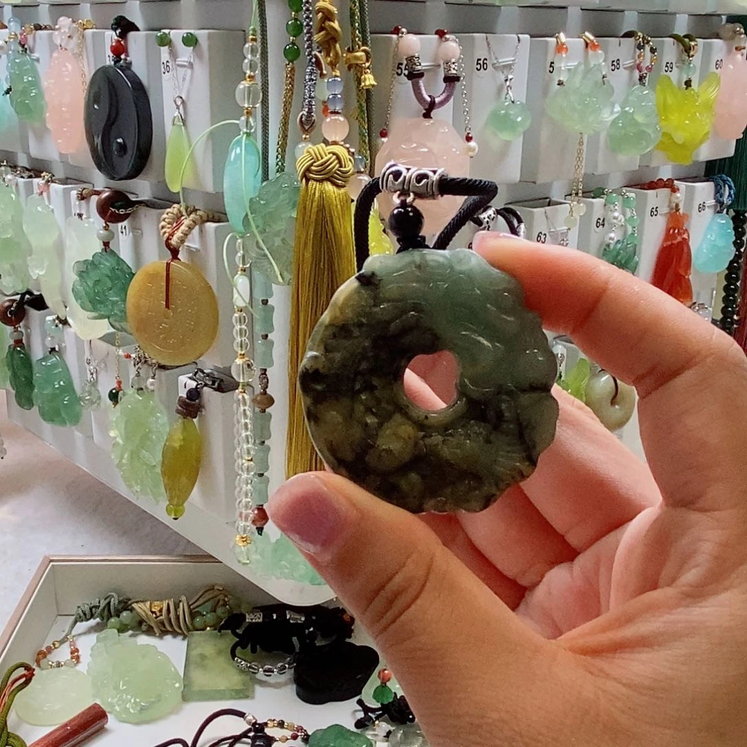 未镶嵌蛇纹石玉颈饰