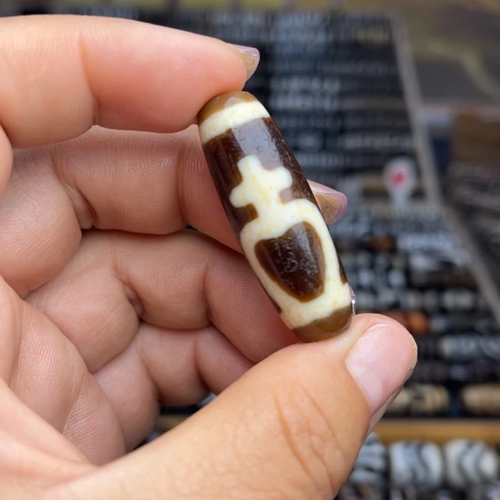 若***长玛瑙/玉髓（覆膜）未镶嵌颈饰