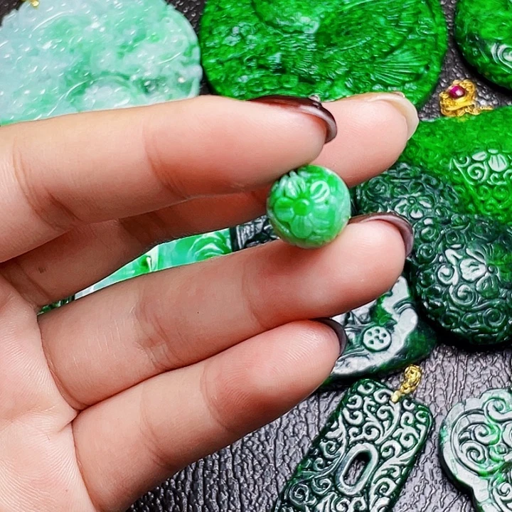翡翠未镶嵌颈饰多样性