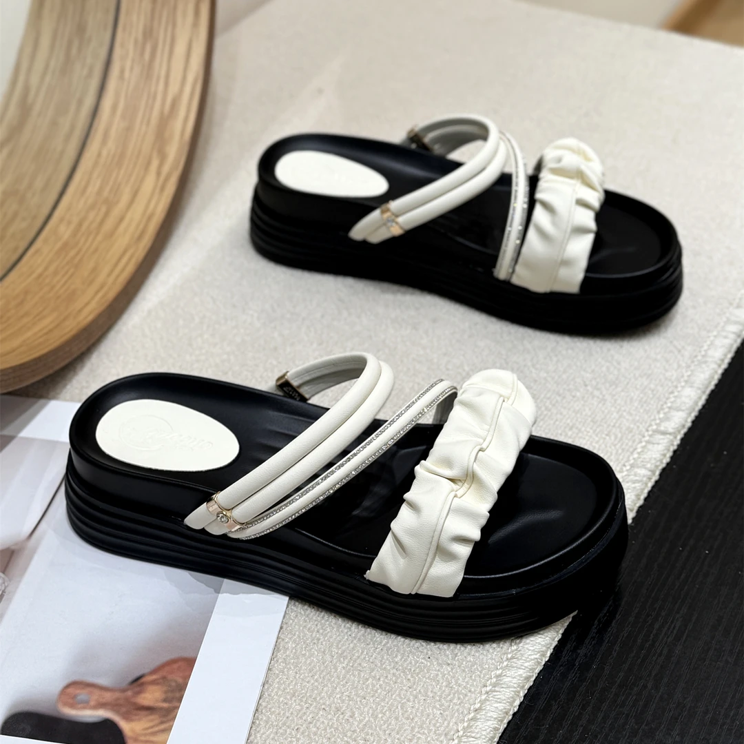 韩版褶皱名媛外穿厚底一字拖女2025新款夏松糕时髦两穿秀气凉拖鞋