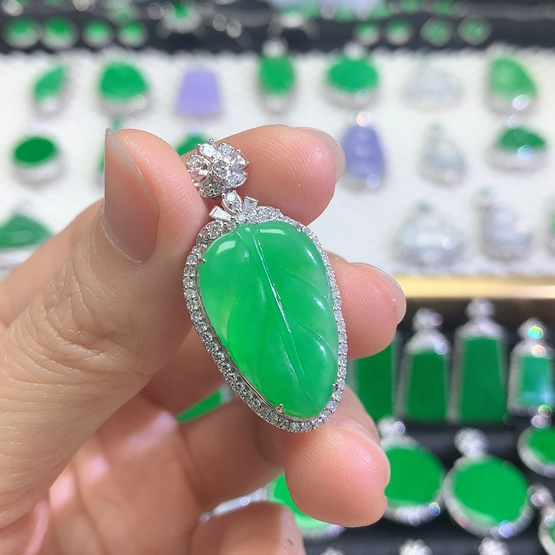 颈饰18K金镶嵌翡翠吊坠