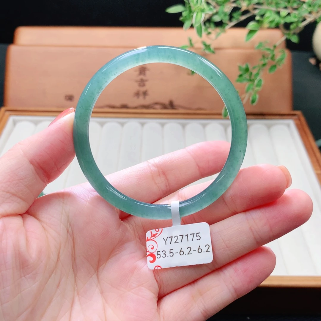 未镶嵌手镯（圆镯）翡翠