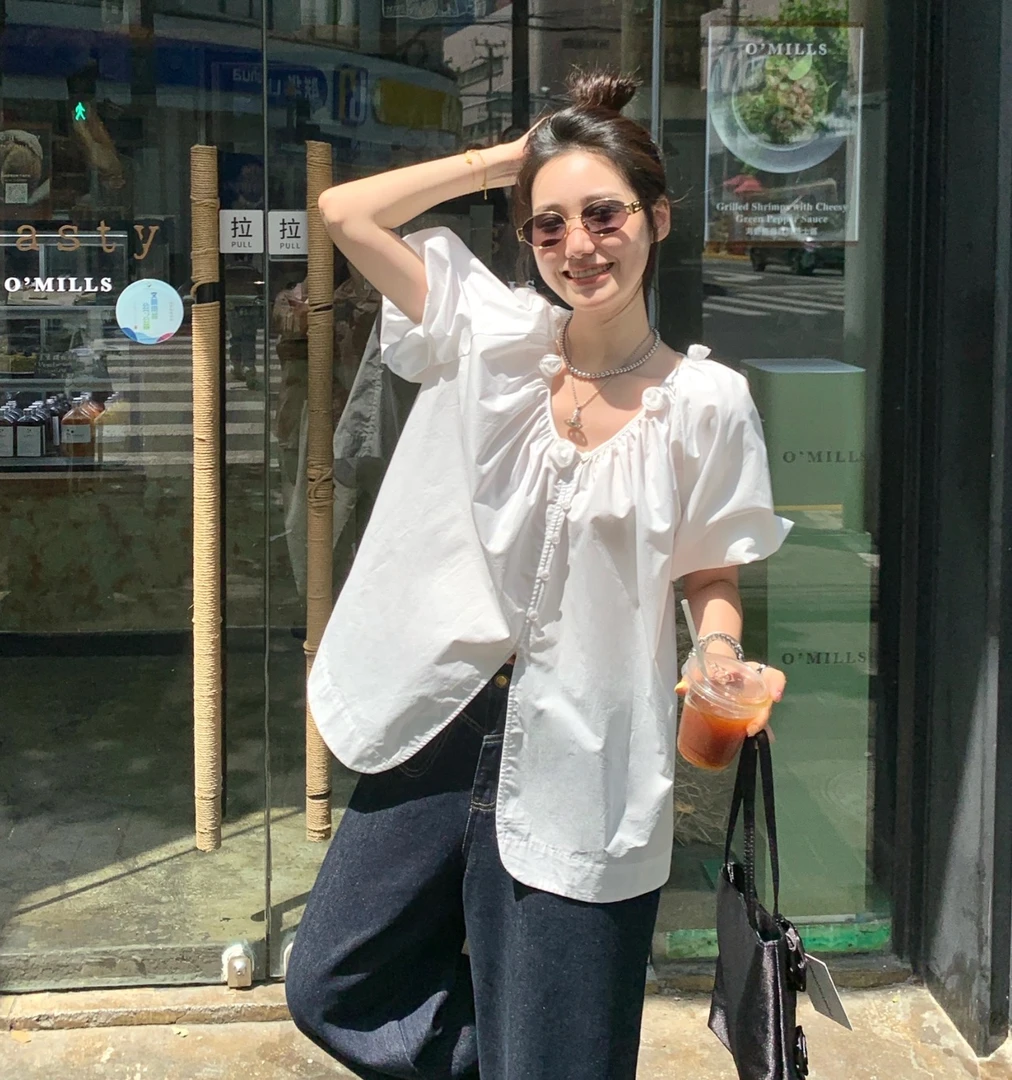 （朵拉减龄衬衣）2025夏新款V领立体花朵泡泡袖设计系扣上衣女3170