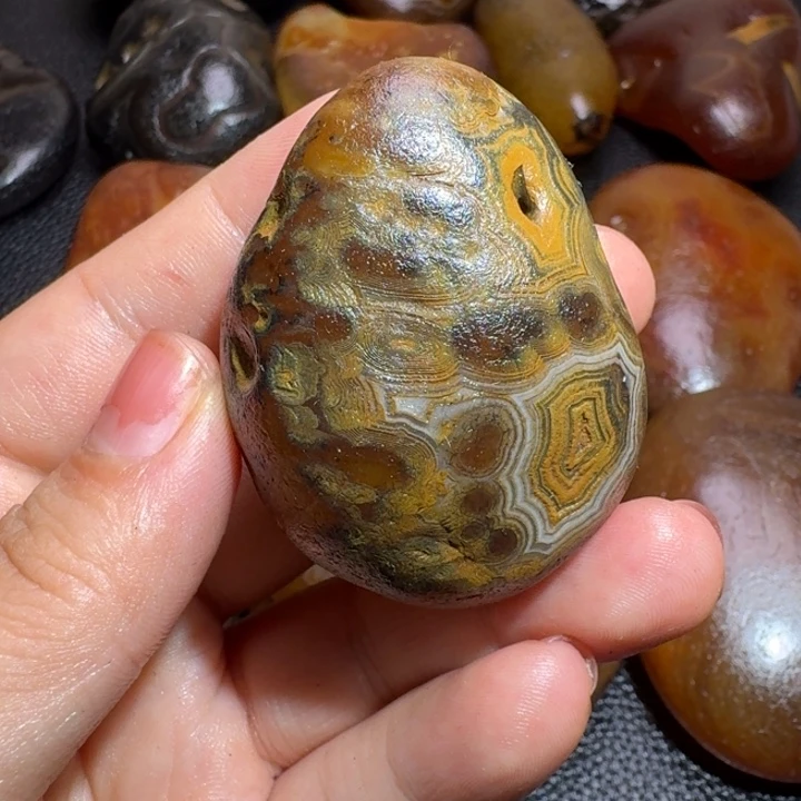 漫***角砖雕马达加斯加奇石手把件浮雕