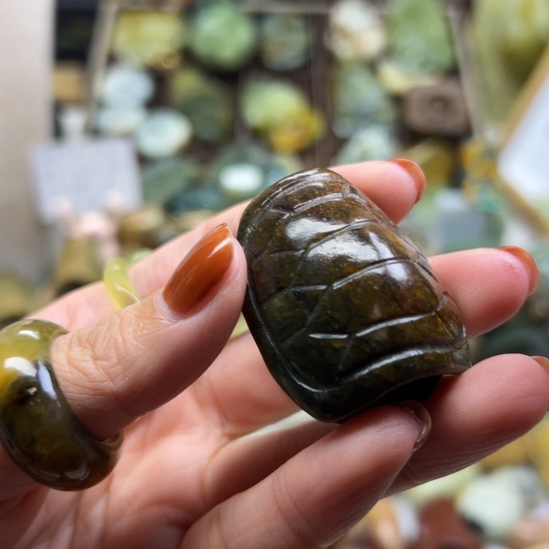 岫岩河磨玉（透闪石质玉）未镶嵌颈饰河磨玉糖皮富甲