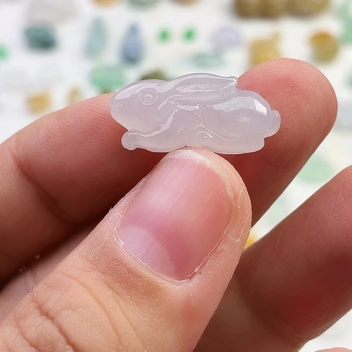 翡翠未镶嵌颈饰小白兔