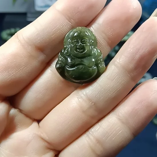 翡翠未镶嵌颈饰佛