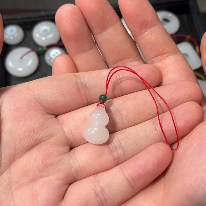 谷***子石英质玉（金丝玉）未镶嵌颈饰