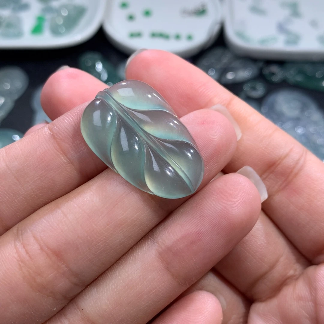 翡翠裸石未镶嵌湖水绿叶子