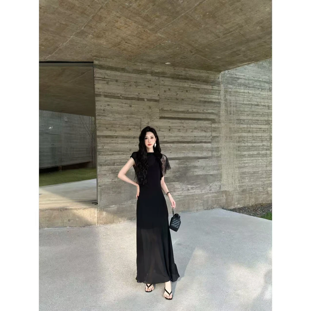 LILI《妙笔生花》圆领无袖蕾丝订花修身连衣裙