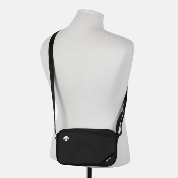 DESCENTE/迪桑特休闲运动户外百搭纯色简约logo单肩包SQ323UBG7B
