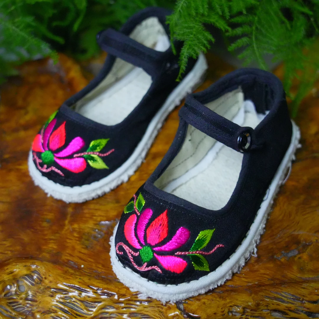 3至8岁女童绣花手布鞋千层底拍前备注：荷花·桃花·梅花·金线·喜鹊