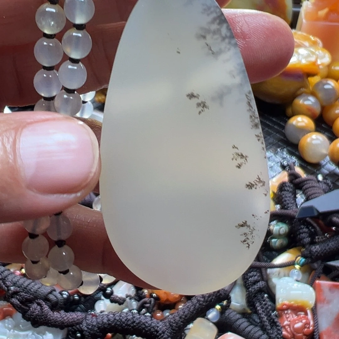 石英质玉未镶嵌颈饰