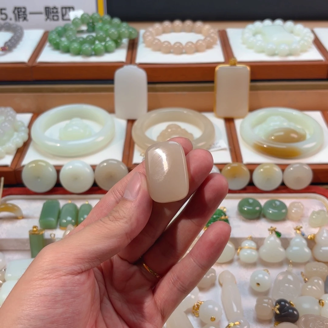 张***波和田玉未镶嵌颈饰