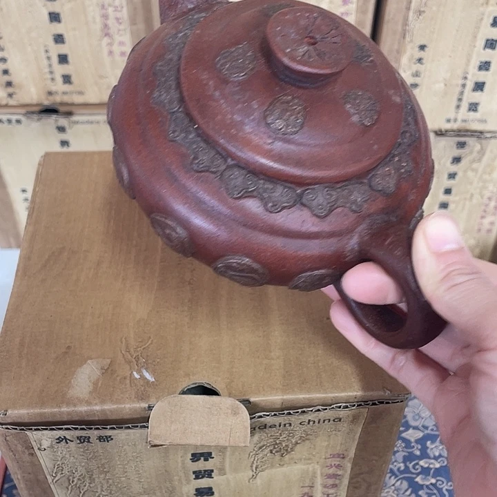 茶壶紫砂原矿泥料手工制作的一把紫砂壶。