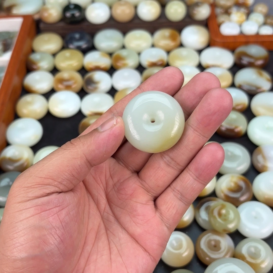 严***茗和田玉未镶嵌颈饰