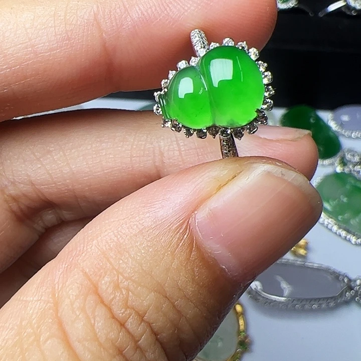 翡翠18K金镶嵌戒指