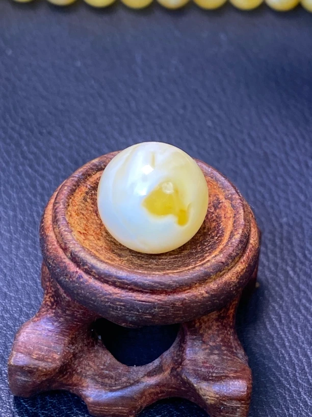 14+俄瓷白溶洞蜜蜡单珠