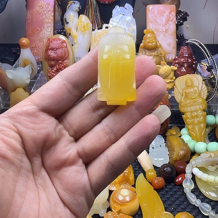 未镶嵌石英质玉（黄龙玉）手牌