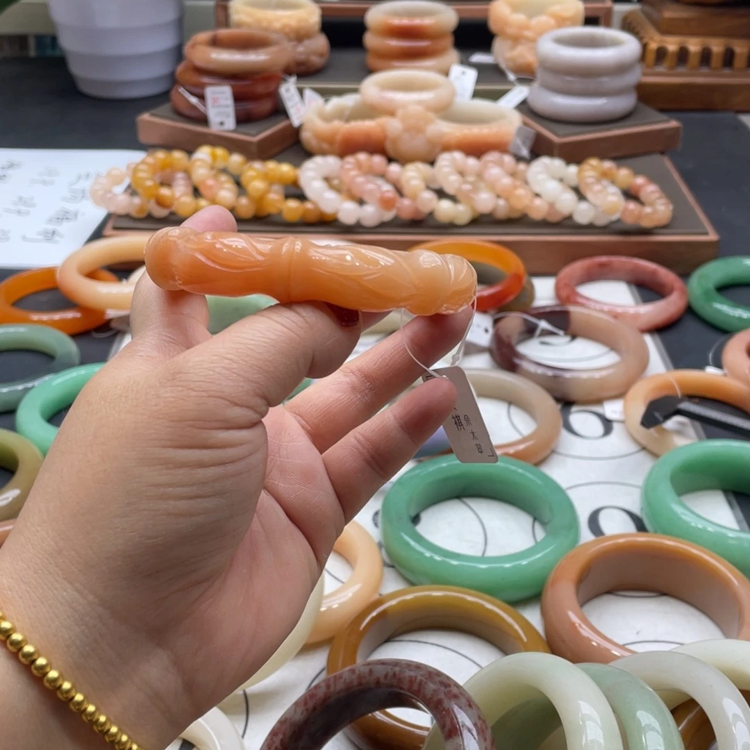 雨***薪石英岩玉未镶嵌手镯