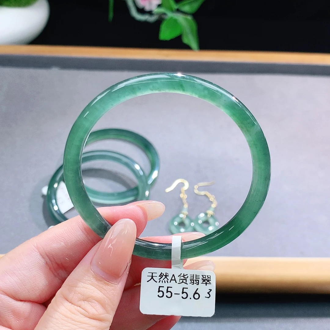 未镶嵌手镯（圆镯）翡翠
