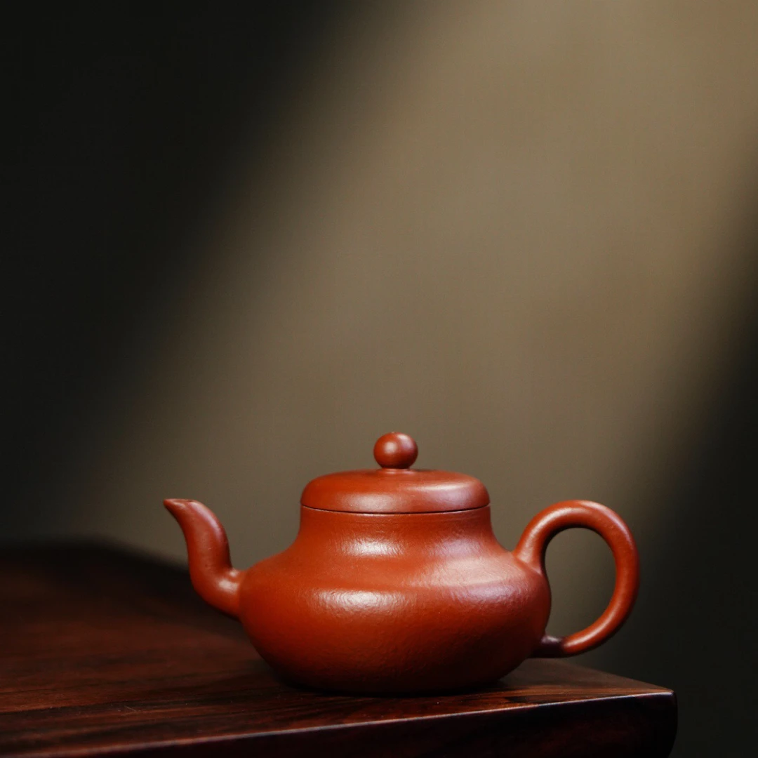 【壶名】君德 【泥料】大红袍 【容量】160cc 【作者】陈老师