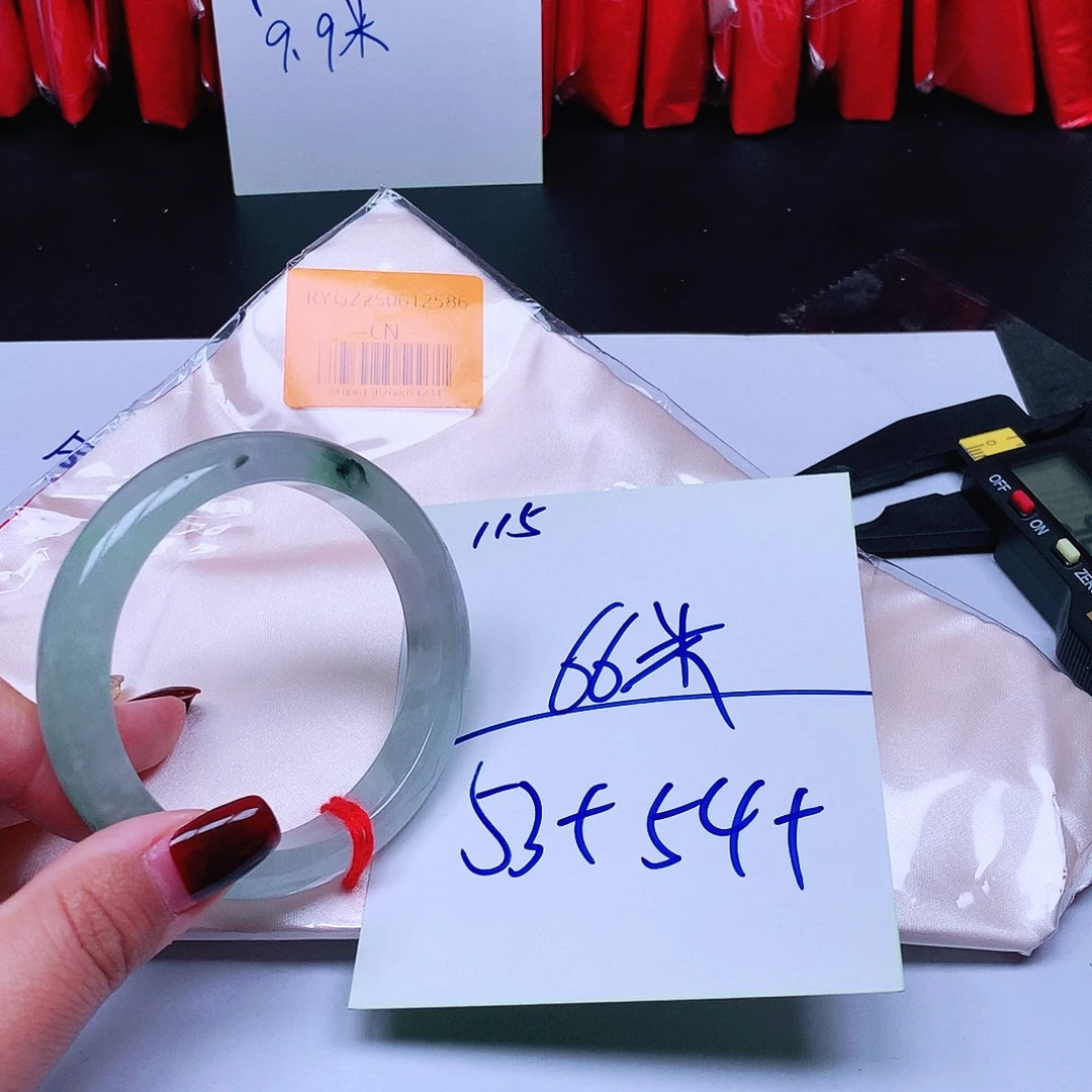 翡翠未镶嵌手镯115。