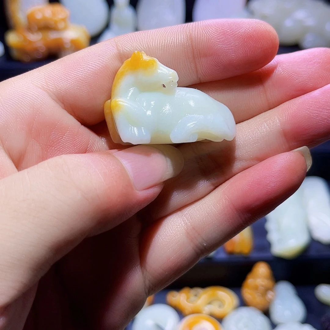 嗨***了和田玉未镶嵌颈饰