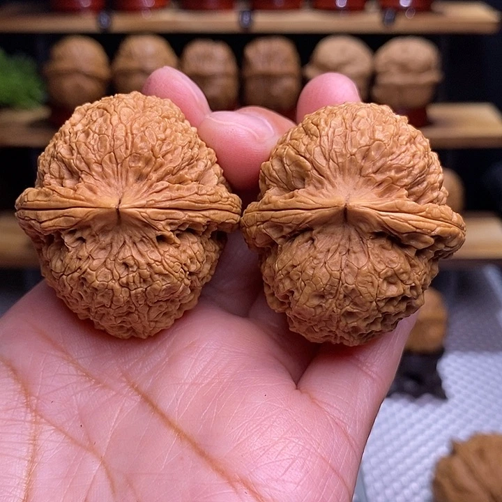 文玩核桃吊坠铁狮子68