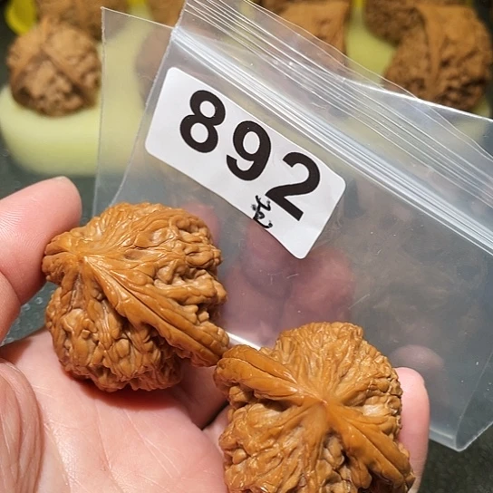 文玩核桃吊坠虎头王40