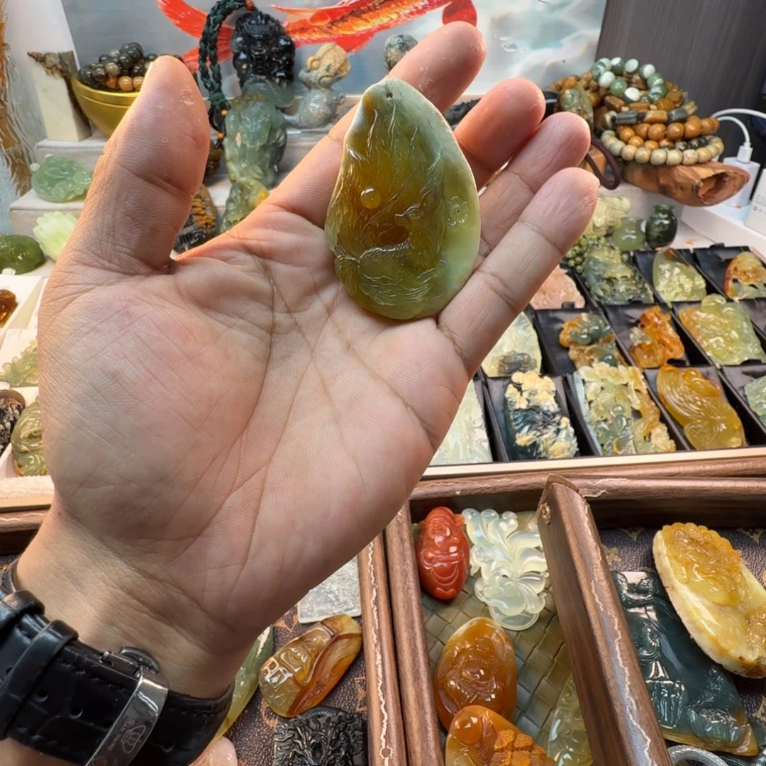 蛇纹石玉未镶嵌颈饰