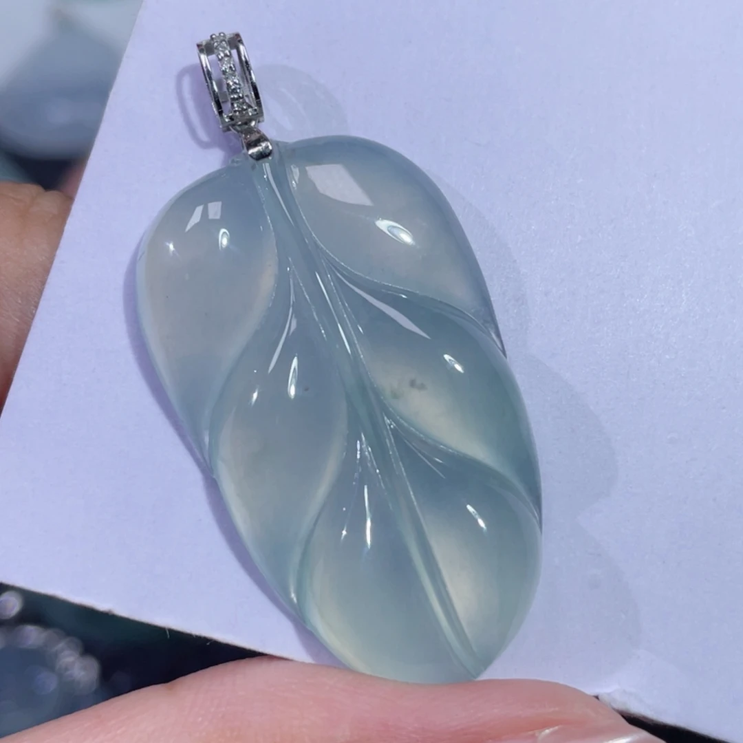 翡翠18K金镶嵌颈饰叶子