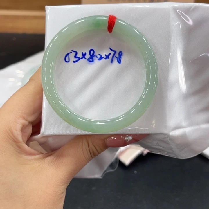 翡翠手镯未镶嵌翡翠