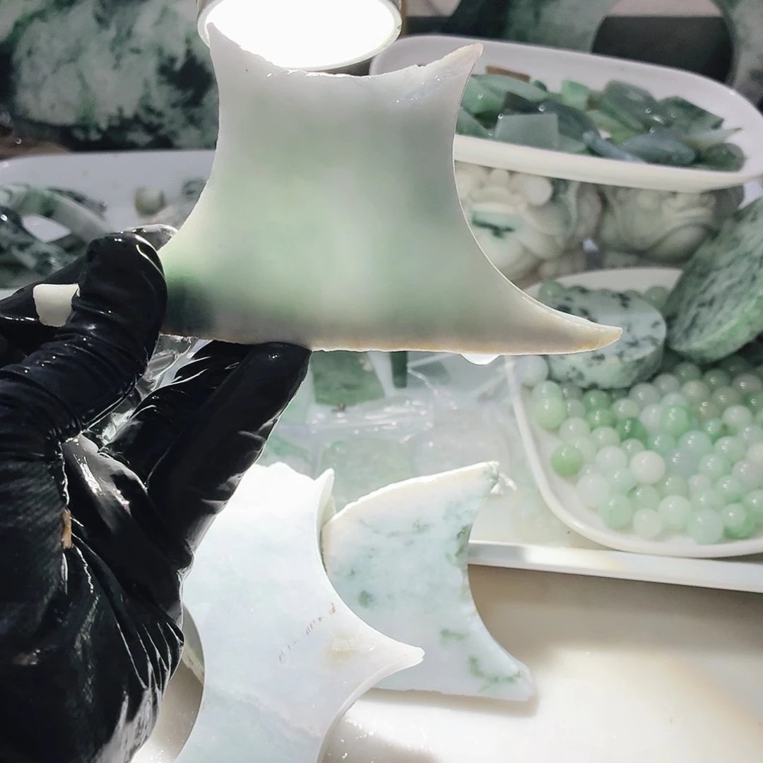 翡翠未镶嵌颈饰边角料