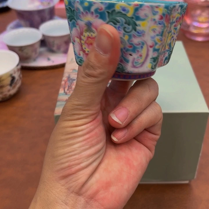 瓷片花花绿绿地在火山上分享