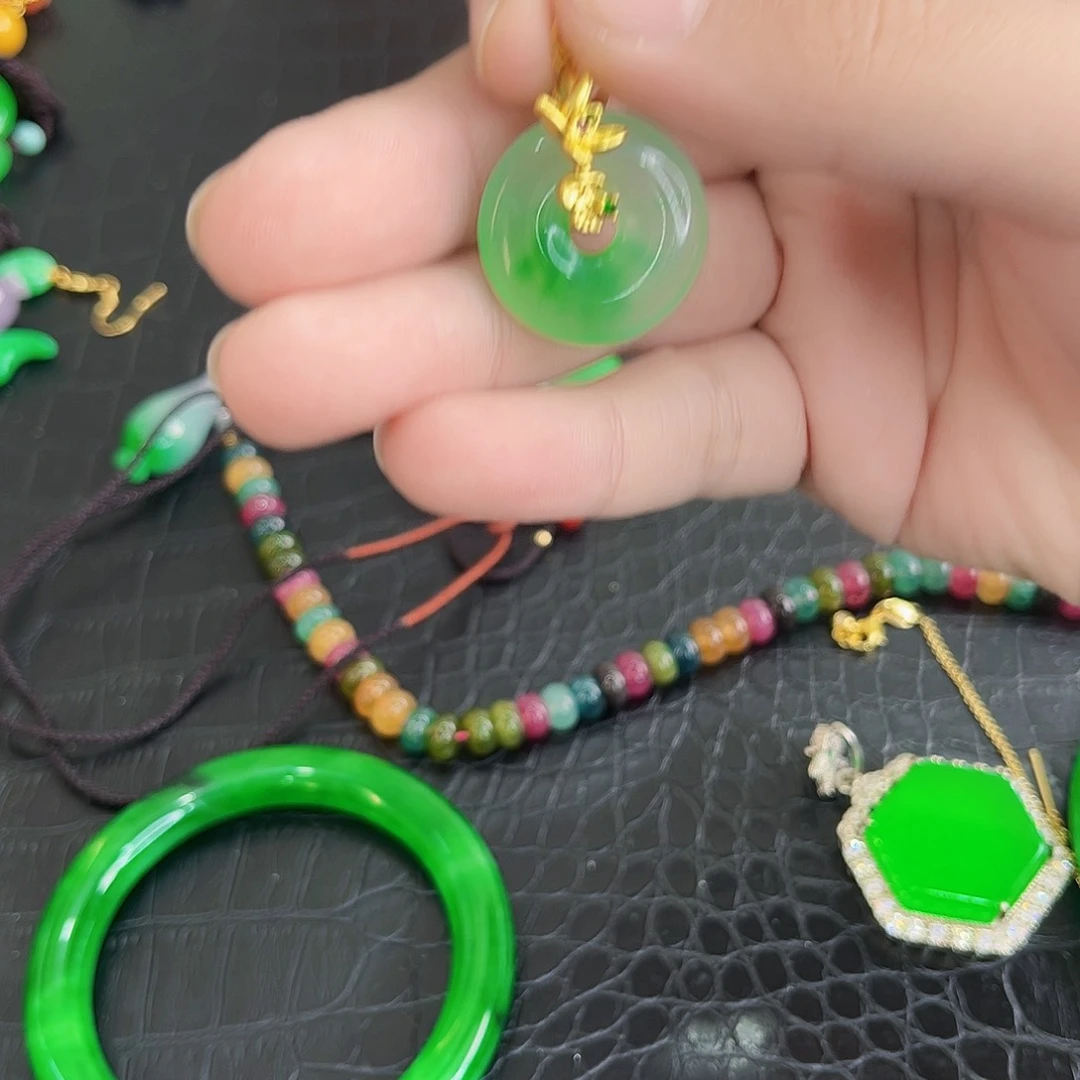 翡翠手镯未镶嵌多样性