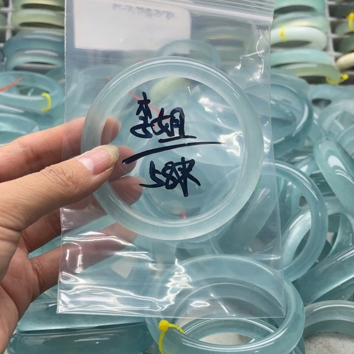 李***_未镶嵌手镯石英质玉