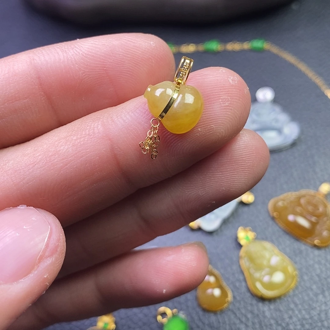 颈饰18K金镶嵌翡翠