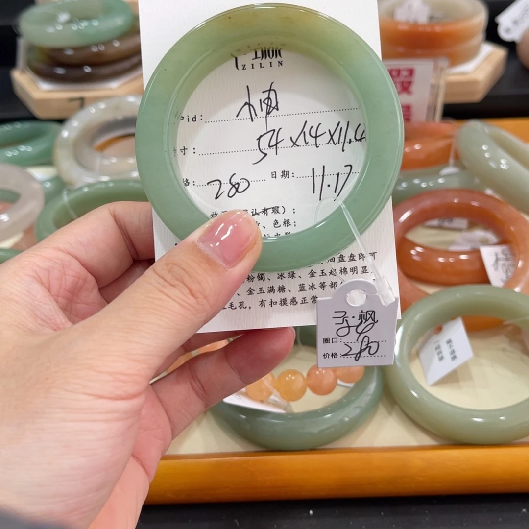 未镶嵌手镯石英质玉小***?