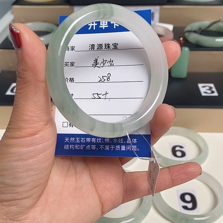 石英质玉（金丝玉）手镯未镶嵌暴***女