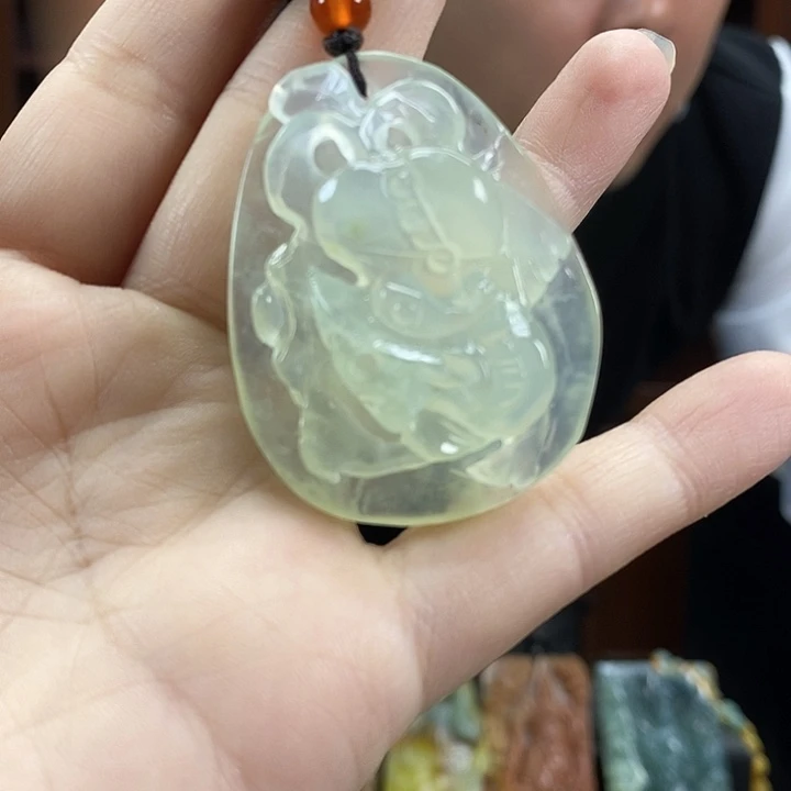 蛇纹石玉未镶嵌颈饰