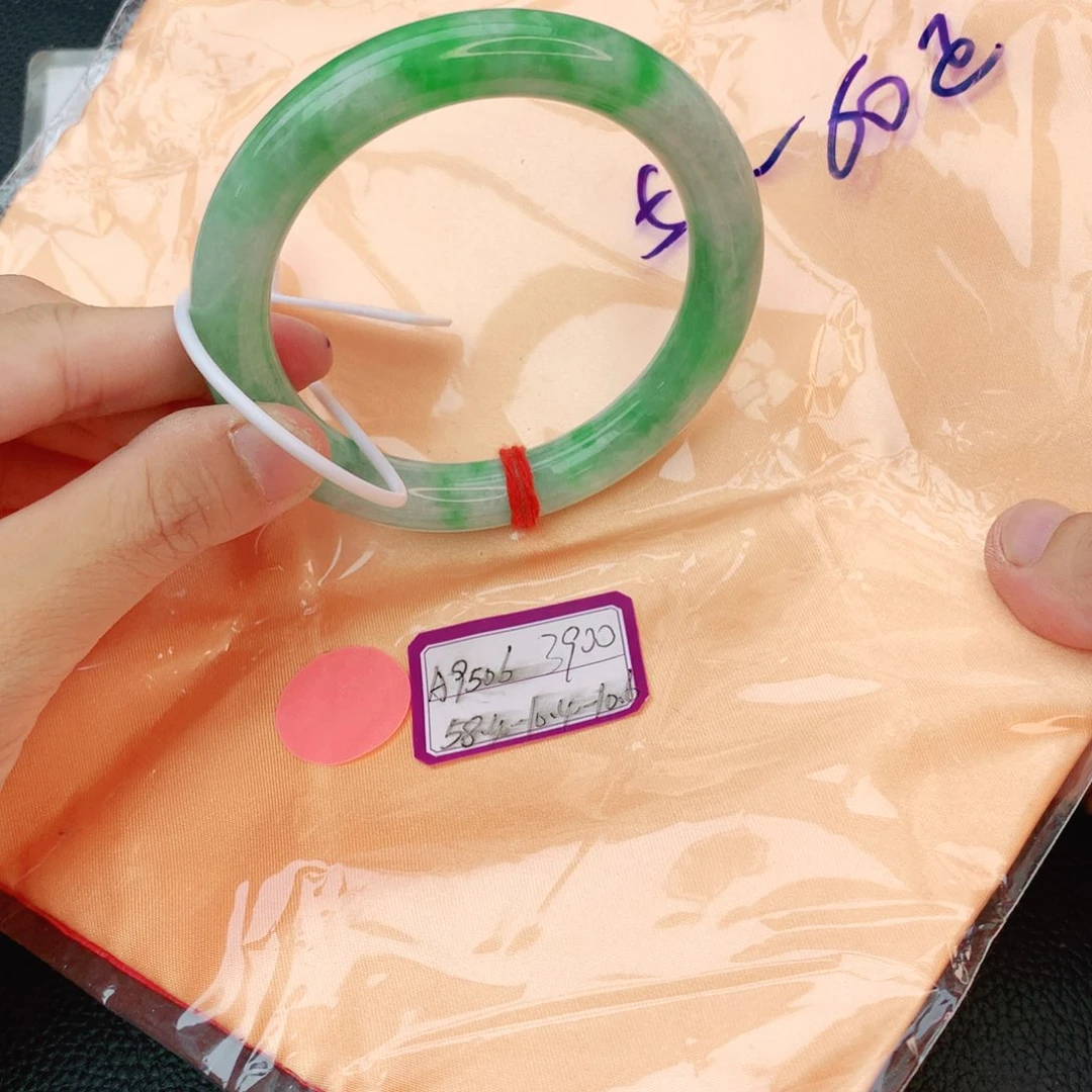 翡翠手镯未镶嵌我