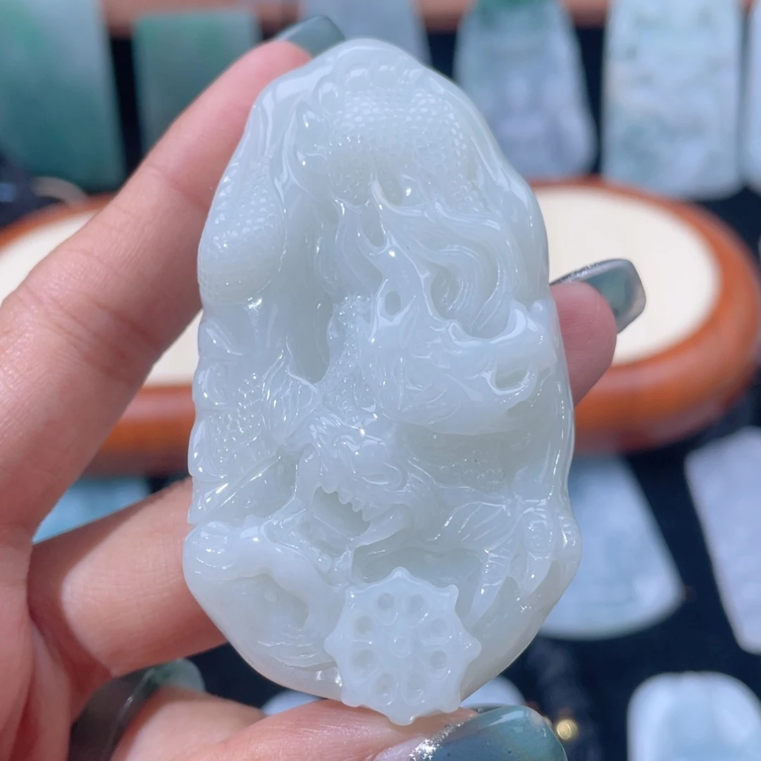 翡翠未镶嵌颈饰龙牌