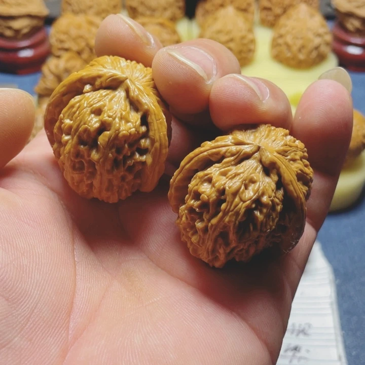 文玩核桃把件白狮子异形