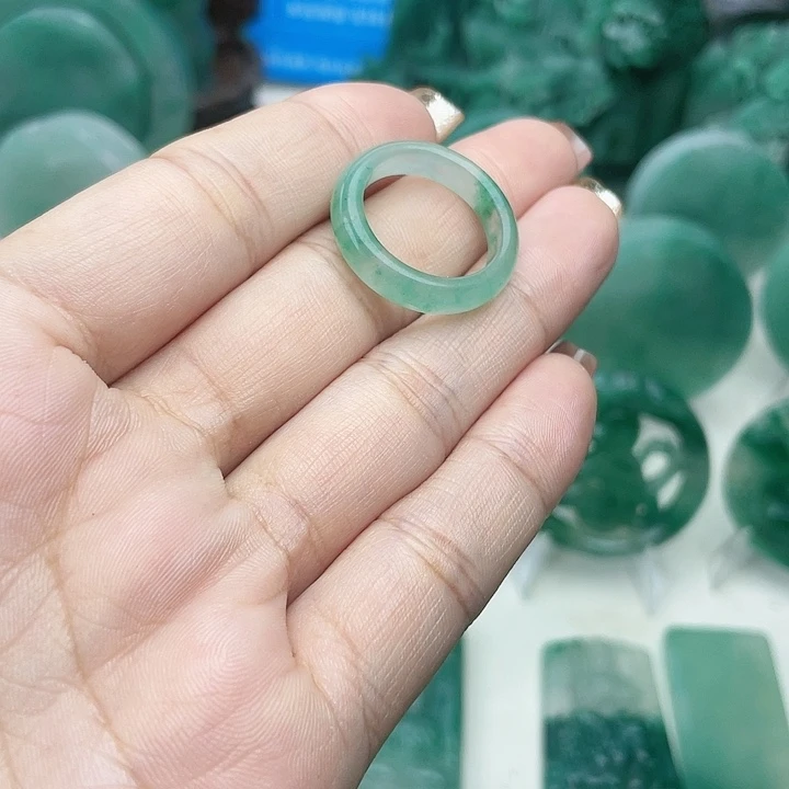 颈饰未镶嵌石英质玉
