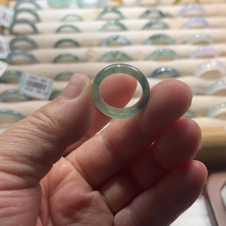 翡翠未镶嵌戒指飘花