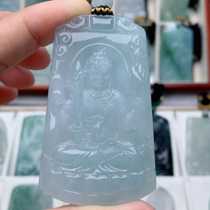 翡翠未镶嵌颈饰不动