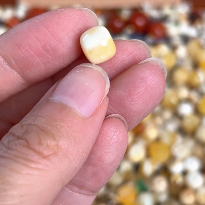 未镶嵌蜜蜡裸石9mm一个