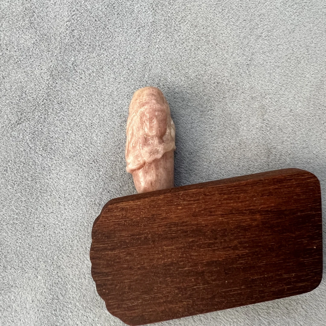 775号特色工艺品花梨木手把件随机一个